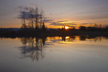 Obraz premium Sunset over a lake Portland OR.