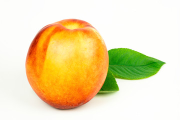 beyaz arkaplan üstünde olgun şeftali