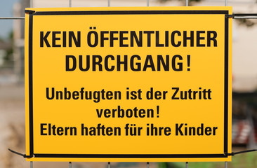 Schild - Kein öffentlicher Durchgang - Unbefugten ist der Zutritt verboten - Eltern haften für...