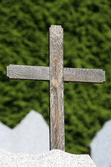 Croix sur une tombe. / Cross on a grave.