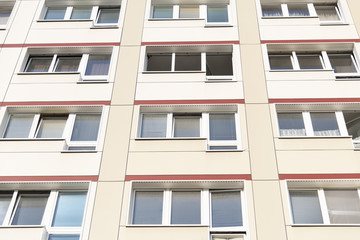 Fensterfront eines Plattenbaus