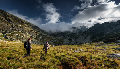 Obraz premium Young couple of hikers