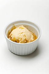 italienische Affogato al Caffè in einer Schüssel geben