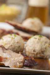 Bayerischer Schweinebraten mit Knödel