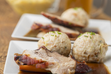 Bayerischer Schweinebraten mit Knödel