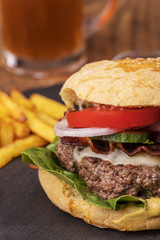 Hamburger mit Pommes frites auf Schiefer