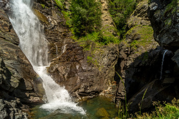 Obraz premium waterfall in the mountains among the rocks