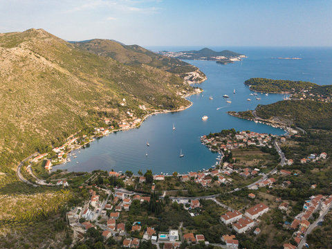 Zaton in Kroatien an der Adria, Luftaufnahme der Bucht Batala mit Bergen im Hintergrund
