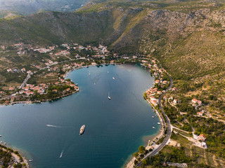 Naklejka premium Zaton in Kroatien an der Adria, Luftaufnahme der Bucht Batala mit Bergen im Hintergrund
