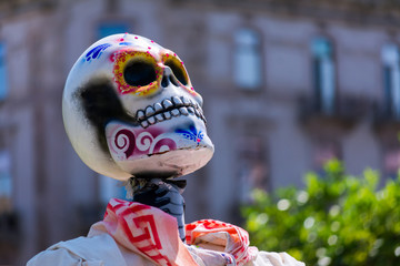La calavera está muy colorida.
