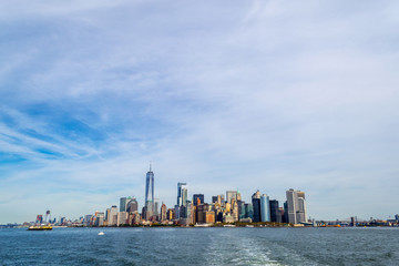 Obraz premium NYC financial district from a ferry