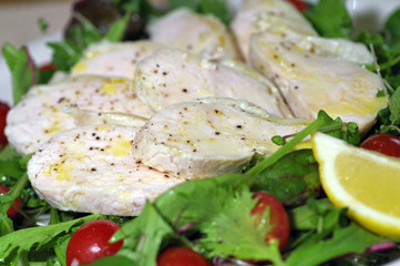 むね肉をヨーグルトに漬けた自家製ハムのサラダ