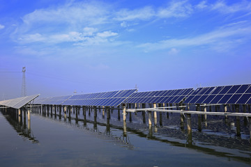 Naklejka premium Solar panels on the water