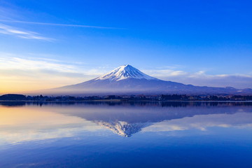 Fototapeta premium Fuji at dawn, Lake Kawaguchi, Yamanashi