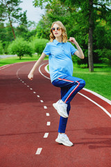 Obraz premium sports pregnant woman