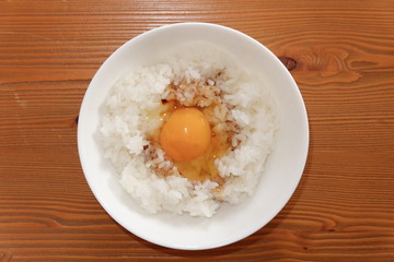 卵かけ醤油をかけた卵かけご飯