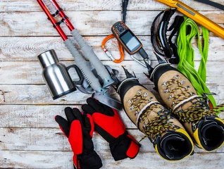 Wandcirkels Alpinisme climbing equipment on a wooden background  © freepeoplea