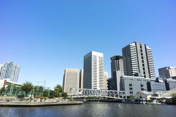 Fototapeta na wymiar 東京　運河と天王洲ビル群の風景