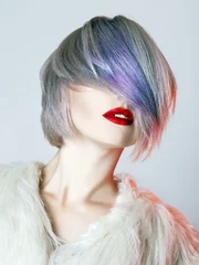 Abwaschbare Fototapete Friseur junge Frau mit bunten Haaren, weißem Fell