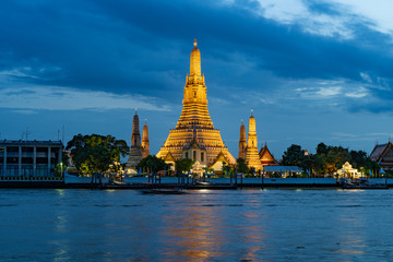 Fototapeta premium Świątynia Wat Arun nad rzeką Menam z pięknym słońcem przez chmurę, Bangkok, Tajlandia. Jedno z najbardziej znanych miejsc w Tajlandii.