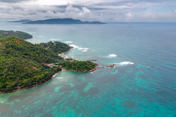 Luftaufnahme der Anse Consolation auf Praslin, Seychellen.