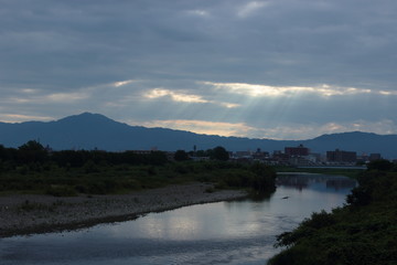 京都　桂川から見た朝の風景