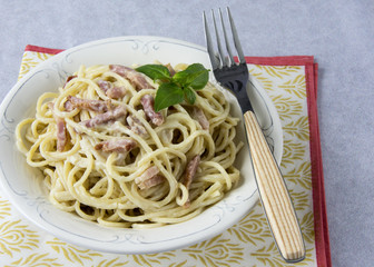 Spaghetti with carbonara sauce