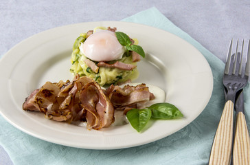 Scrambled eggs with zucchini, carbonara sauce and bacon