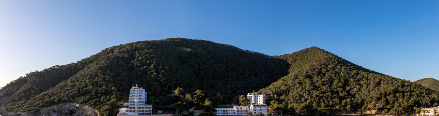 Fototapeta na wymiar Berg an der Cala Llonga