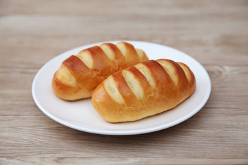 お皿にのせた ロールパン バターロール テーブル