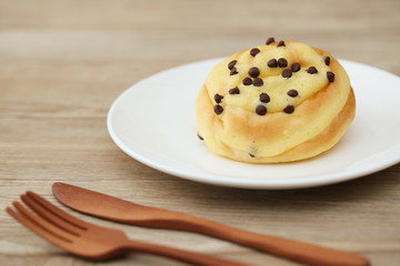 お皿にのせた チョコ チップ パン チョコレート テーブル