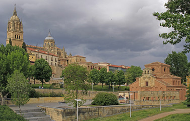 Fototapeta premium cityscape of Salamanca with view of new city cathedral