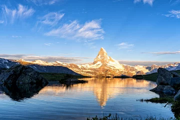 Papier Peint photo Cervin Photo matinale de la pyramide dorée du Cervin (Mont Cervin, Mont Cervin) et du lac bleu Stellisee. Vue du lever du soleil sur un paysage de montagne majestueux. Alpes suisses, Zermatt, Suisse, Europe.