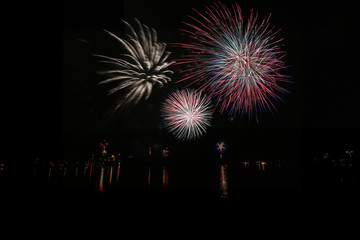 Das Lichterfest an der Alten Donau in Wien in Sommer mit abschließenden Feuerwerk