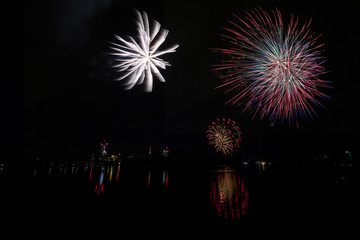 Das Lichterfest an der Alten Donau in Wien in Sommer mit abschließenden Feuerwerk