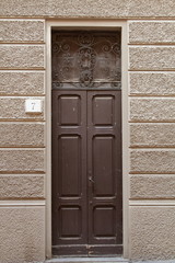 porta di legno, facciata di antica casa Como, Italia Europa