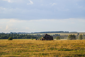Fototapeta na wymiar Combine harvester. old combine harvester working on the wheat field Kombain collects on the wheat crop. Agricultural machinery in the field.