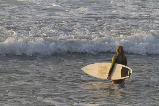 SURFISTA EN EL MAR SURFEANDO AL ATARDECER