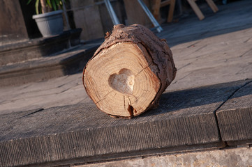 baumstamm sägen baumstamm mit herz hochzeit tradition spiel ritual