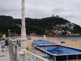 Castillo y palacio en una montaña.
