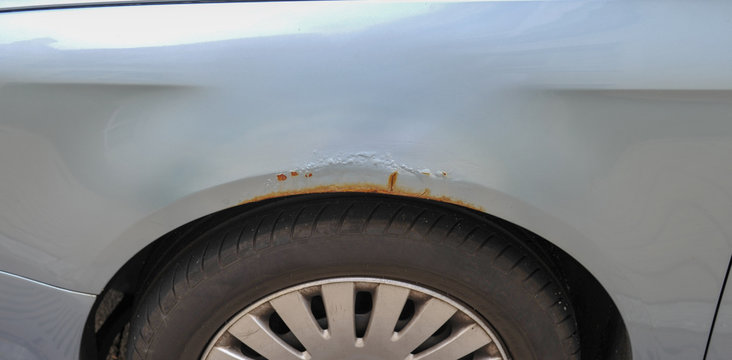 PKW Auto Rost am Radlauf rostig verrosteter Kotfl&uuml;gel