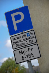 Parkplatz Schild Verkehrszeichen P blau mit einschränkung parkscheibe und montag bis freitag 6 bis...