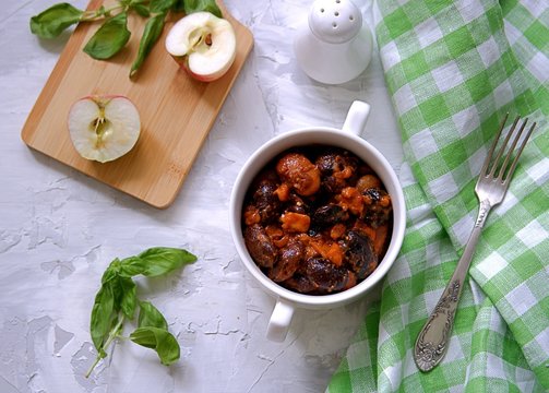 Black and white beans, stewed with apples and smoked paprika.
