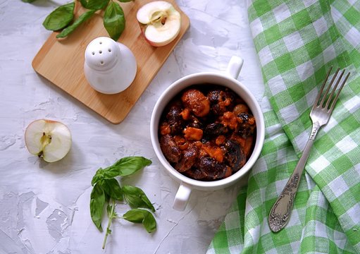 Black and white beans, stewed with apples and smoked paprika.