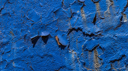 Abblätternde blaue Wandffarbe 