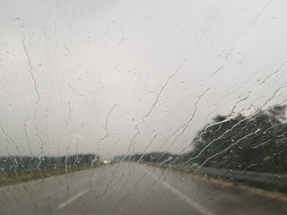 Krople deszczu na szybie samochodu