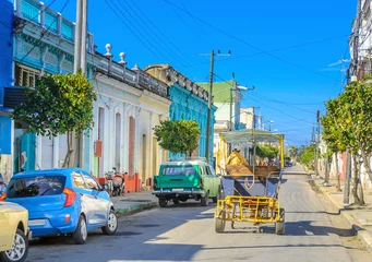 Zelfklevend Fotobehang cart walks along the street of the old provincial Cuban town © Tortuga
