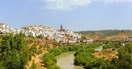 Fototapeta na wymiar Montoro y el río Guadalquivir, pueblos con encanto de Córdoba, Andalucía, España