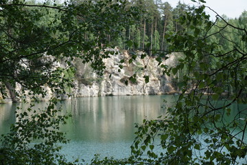 Piaskownia. Jezioro w Skalnych Miastach w Czechach