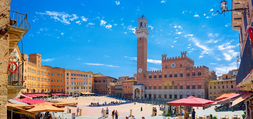 Italy, Siena. July 27, 2018 - Panorama of Piazza del Campo with Mangia Tover, Tuscany - obrazy, fototapety, plakaty